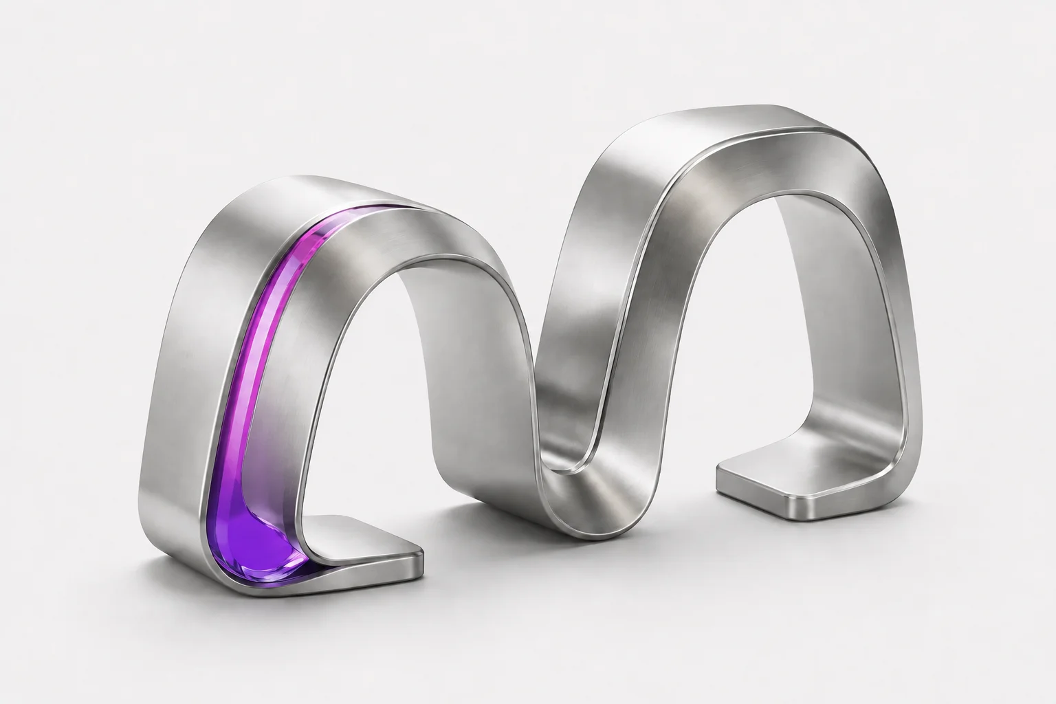 Scultura in metallo e vetro viola, simbolo dell’incontro tra creatività e precisione.